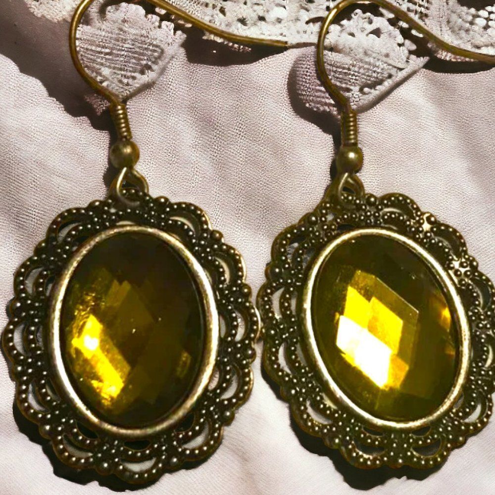 Romantic vintage look green yellow drop earrings, regency, victorian, bridgerton
